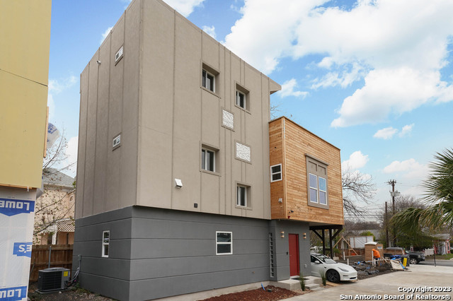 Listing photo id 0 for 603 Euclid Ave W 2