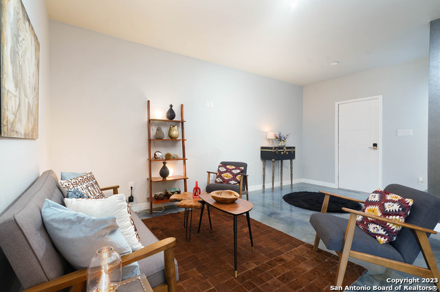 Listing photo id 3 for 603 Euclid Ave W 2