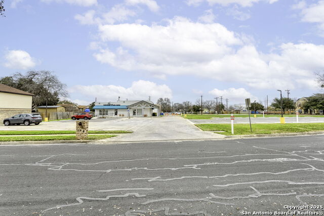 Listing photo id 25 for 4359 Greco