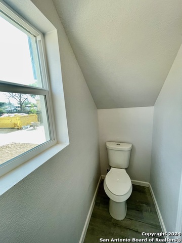 Listing photo id 12 for 603 Euclid Ave W 4