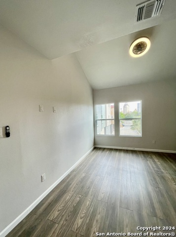 Listing photo id 18 for 603 Euclid Ave W 4