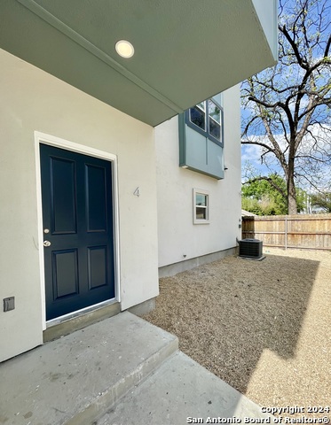 Listing photo id 3 for 603 Euclid Ave W 4