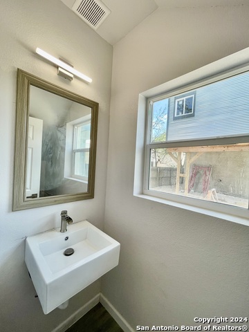 Image 13 of 32 For 603 Euclid Ave W 4