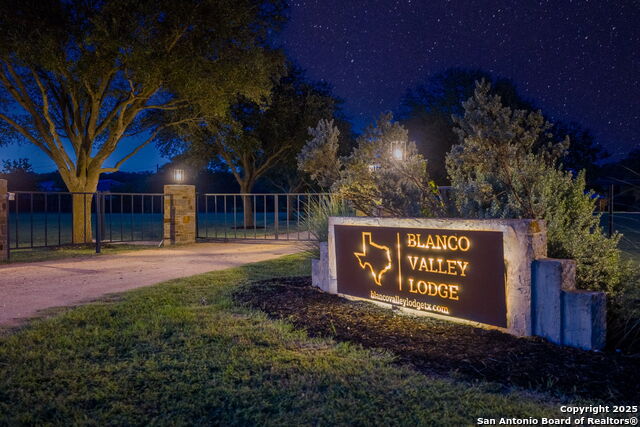 Image 2 of 40 For 871 Chimney Valley Rd