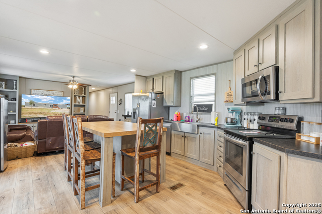 Image 12 of 29 For 985 Cr 307