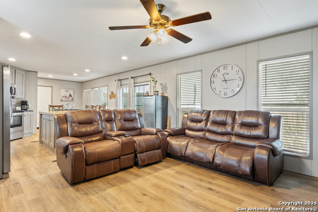 Image 8 of 29 For 985 Cr 307