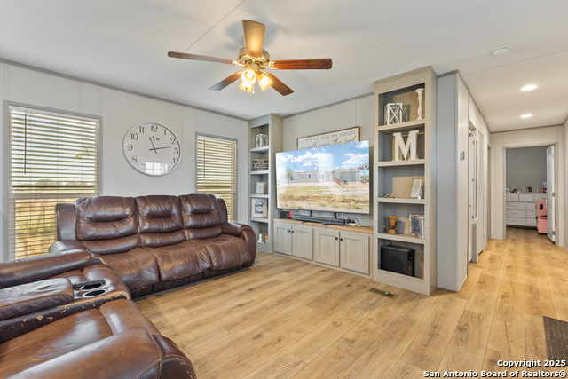 Image 9 of 29 For 985 Cr 307