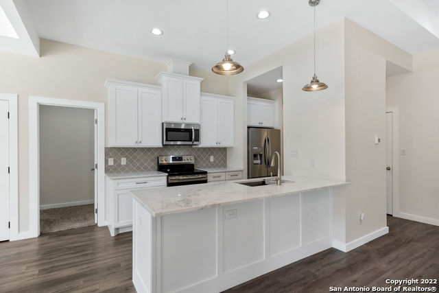 Listing photo id 8 for 2675 Fairwood Dr