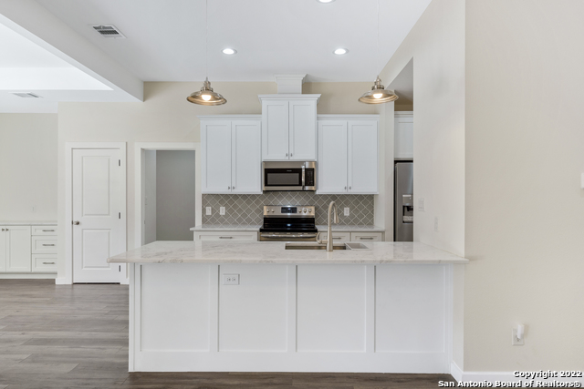 Listing photo id 9 for 2675 Fairwood Dr
