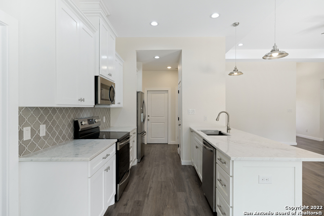 Listing photo id 10 for 2675 Fairwood Dr