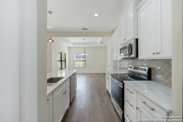 Listing photo id 11 for 2675 Fairwood Dr