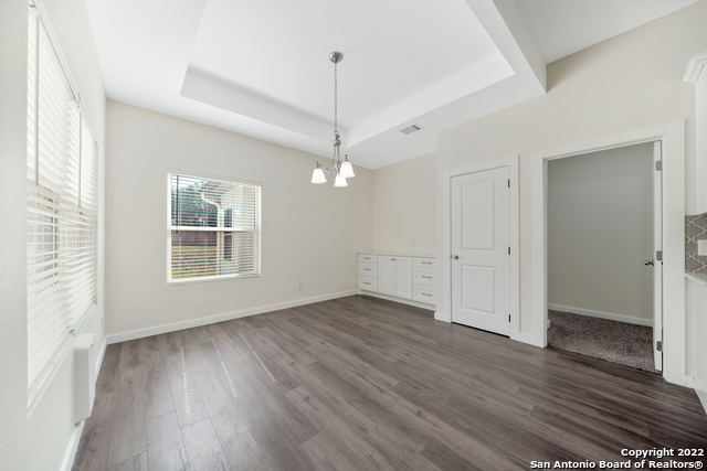 Listing photo id 12 for 2675 Fairwood Dr