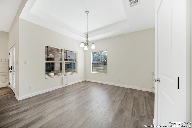 Listing photo id 13 for 2675 Fairwood Dr