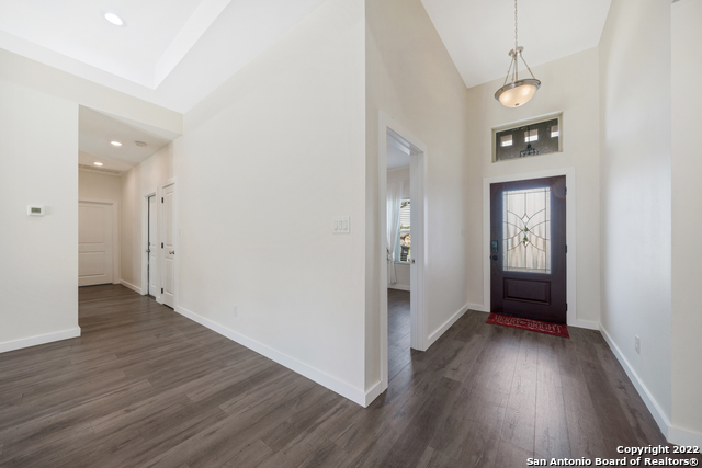 Listing photo id 3 for 2675 Fairwood Dr
