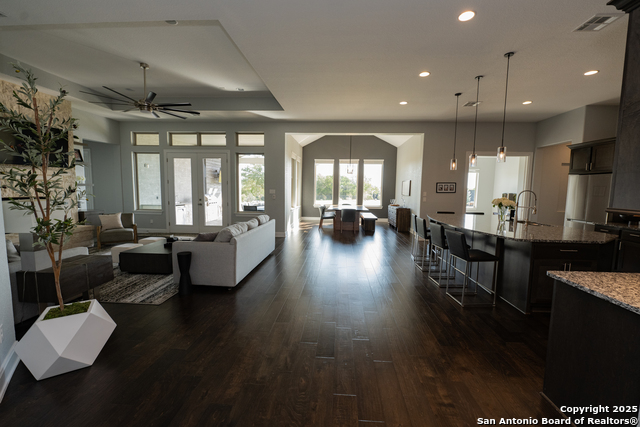 Listing photo id 11 for 5716 High Forest