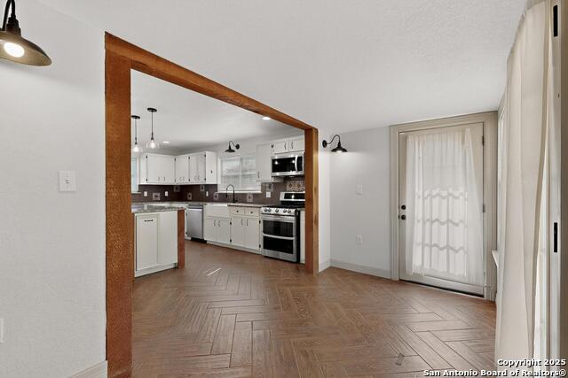 Listing photo id 11 for 7140 Tree Bend