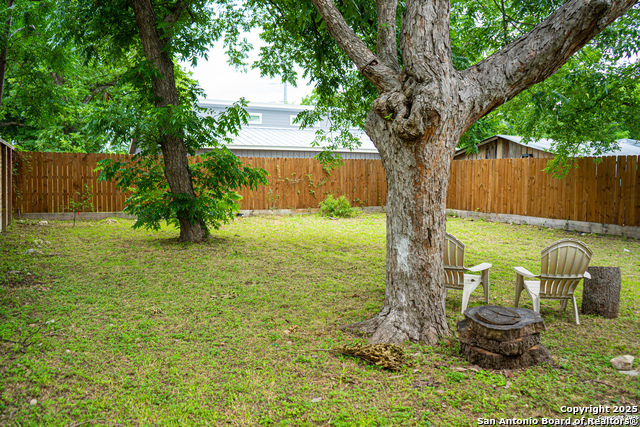 Listing photo id 16 for 1419 Nolan  