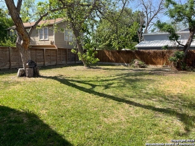 Listing photo id 17 for 1419 Nolan  