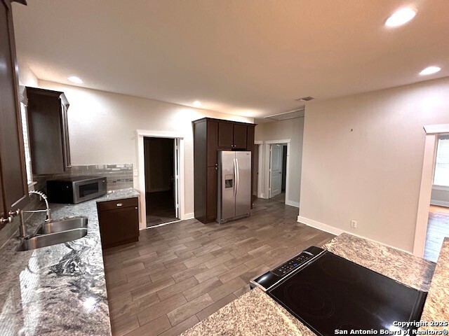 Listing photo id 4 for 1419 Nolan  