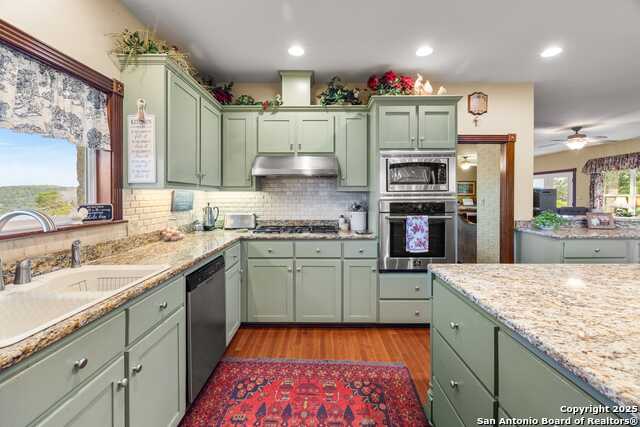 Listing photo id 9 for 247 Huntleigh Rd