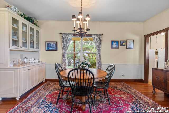 Listing photo id 10 for 247 Huntleigh Rd