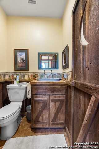 Listing photo id 11 for 247 Huntleigh Rd