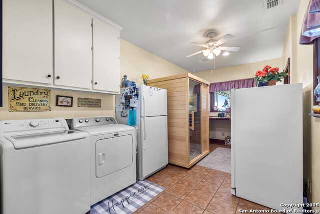 Listing photo id 12 for 247 Huntleigh Rd