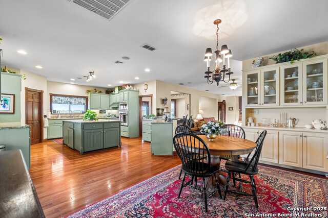 Listing photo id 13 for 247 Huntleigh Rd