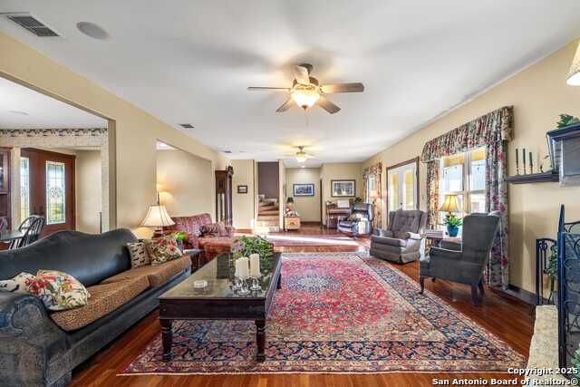 Listing photo id 14 for 247 Huntleigh Rd