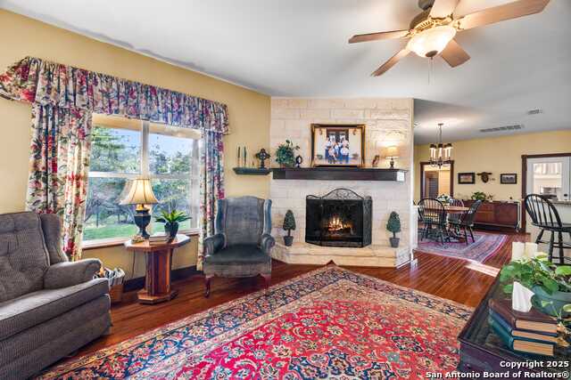 Listing photo id 17 for 247 Huntleigh Rd