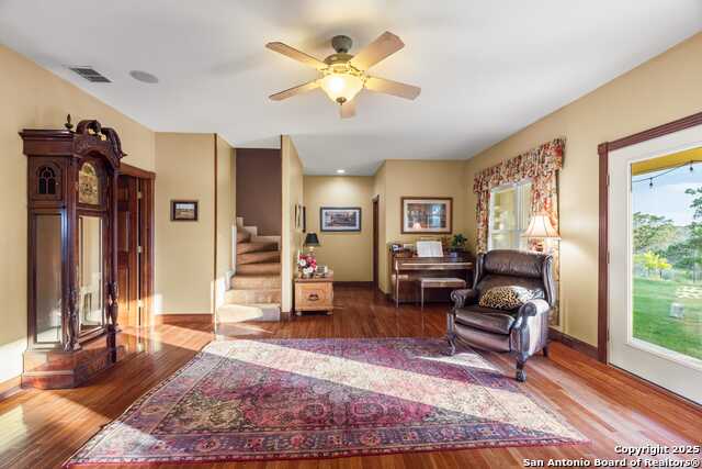 Listing photo id 18 for 247 Huntleigh Rd