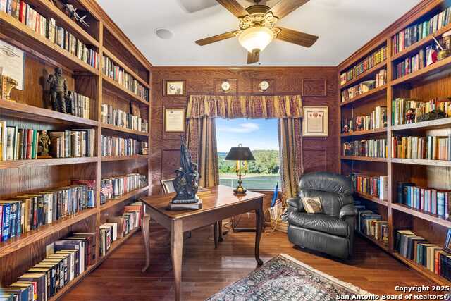 Listing photo id 19 for 247 Huntleigh Rd