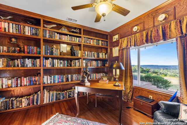 Listing photo id 20 for 247 Huntleigh Rd