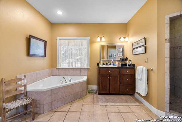 Listing photo id 25 for 247 Huntleigh Rd