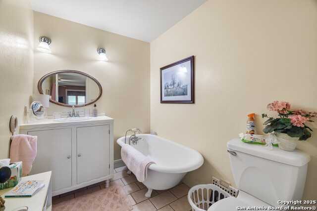 Listing photo id 31 for 247 Huntleigh Rd