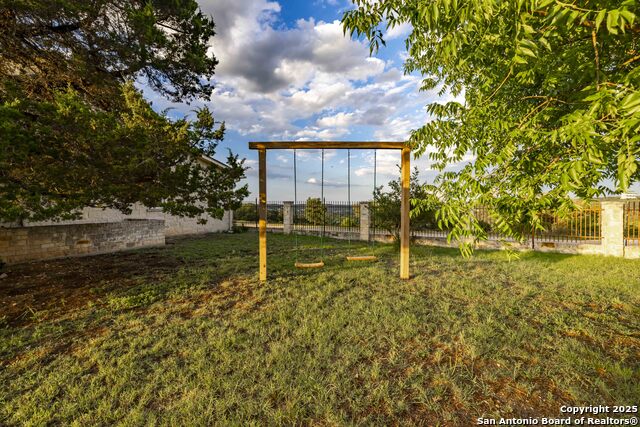 Listing photo id 38 for 247 Huntleigh Rd