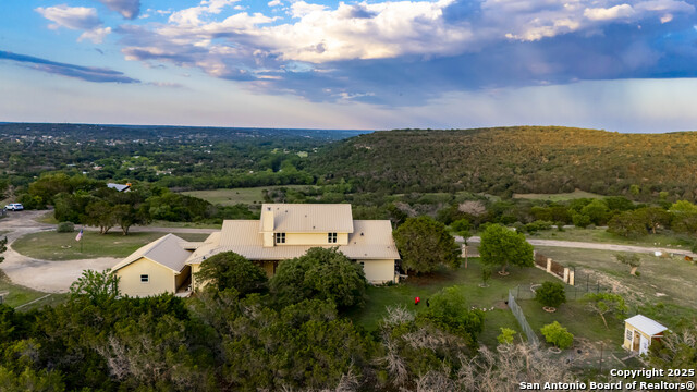 Listing photo id 3 for 247 Huntleigh Rd