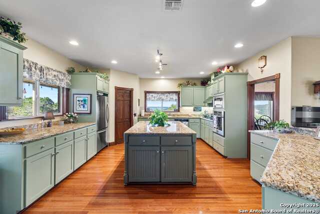 Listing photo id 6 for 247 Huntleigh Rd