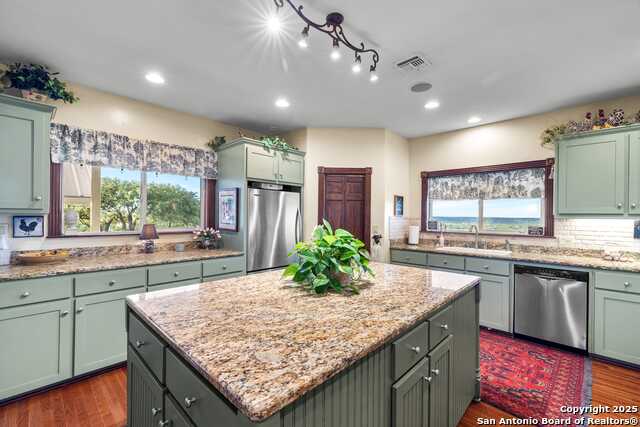 Listing photo id 7 for 247 Huntleigh Rd