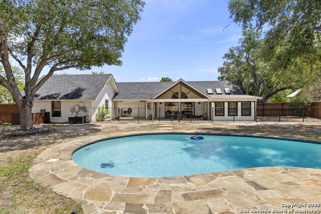 Details for 1616 Continental Dr W, Pleasanton, TX 78064