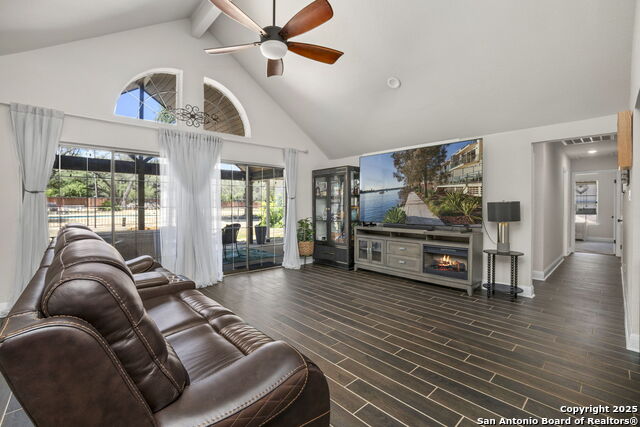 Image 7 of 39 For 1616 Continental Dr W
