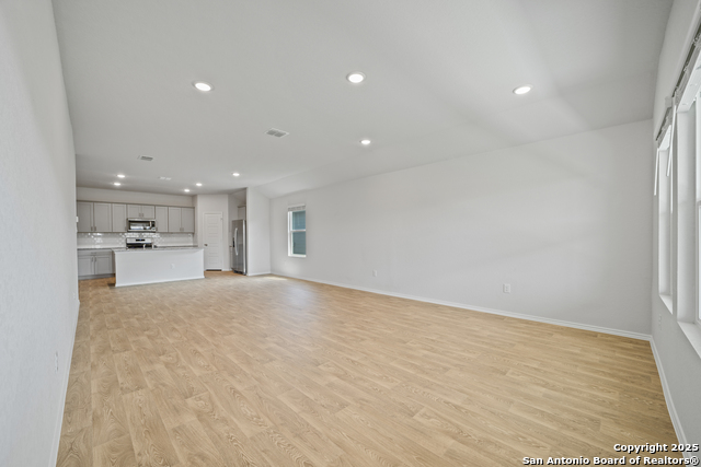 Listing photo id 9 for 465 Payton
