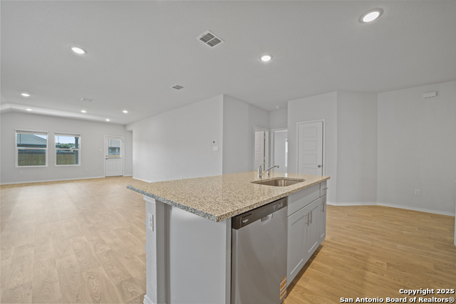 Listing photo id 5 for 465 Payton