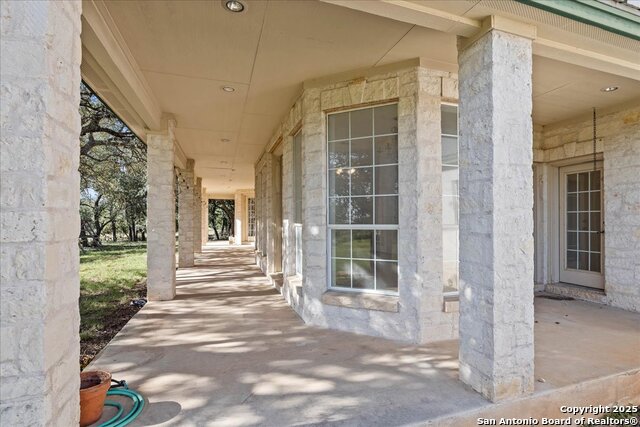 Listing photo id 2 for 1651 Old Red Ranch