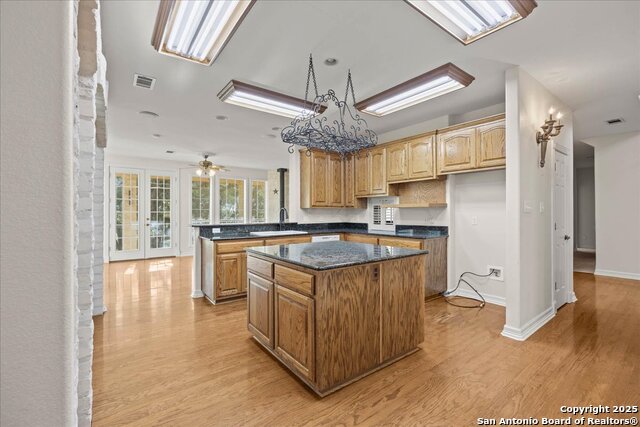 Listing photo id 6 for 1651 Old Red Ranch