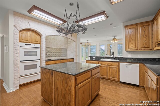 Listing photo id 7 for 1651 Old Red Ranch