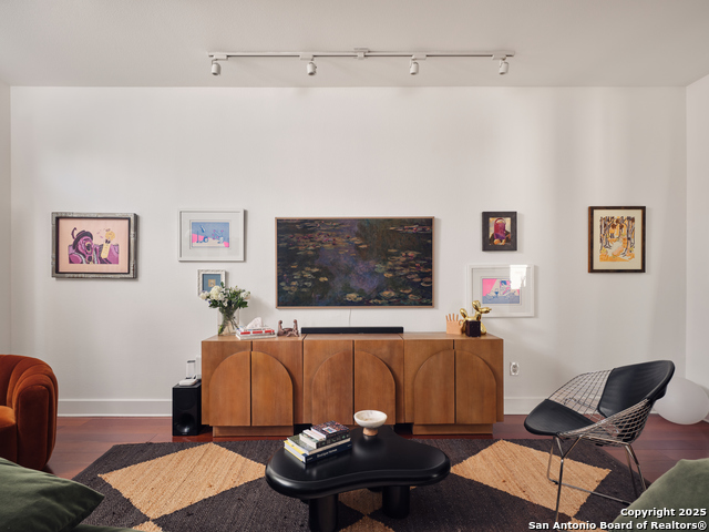 Image 4 of 31 For 400 Guenther Street E 1203