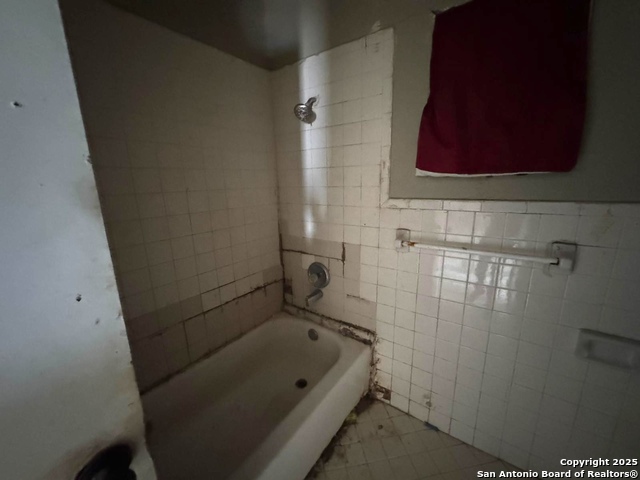 Listing photo id 15 for 814 Kendalia