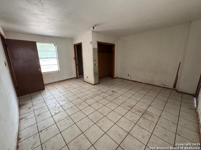 Listing photo id 4 for 814 Kendalia