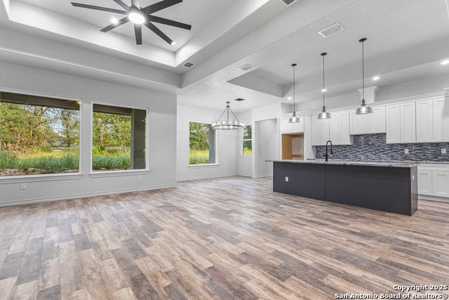Listing photo id 4 for 114 Cr 6875  
